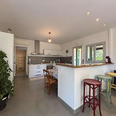 Maison Individuelle Spacieuse Avec Jardin A - Fr-1-252a-135